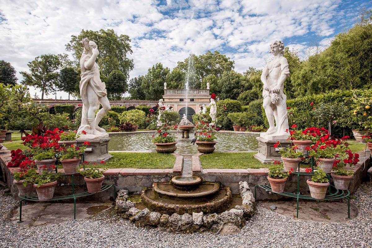 Palazzo Controni Pfanner: View of the garden by