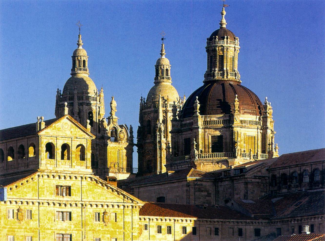 External view by MORA, Juan Gómez de