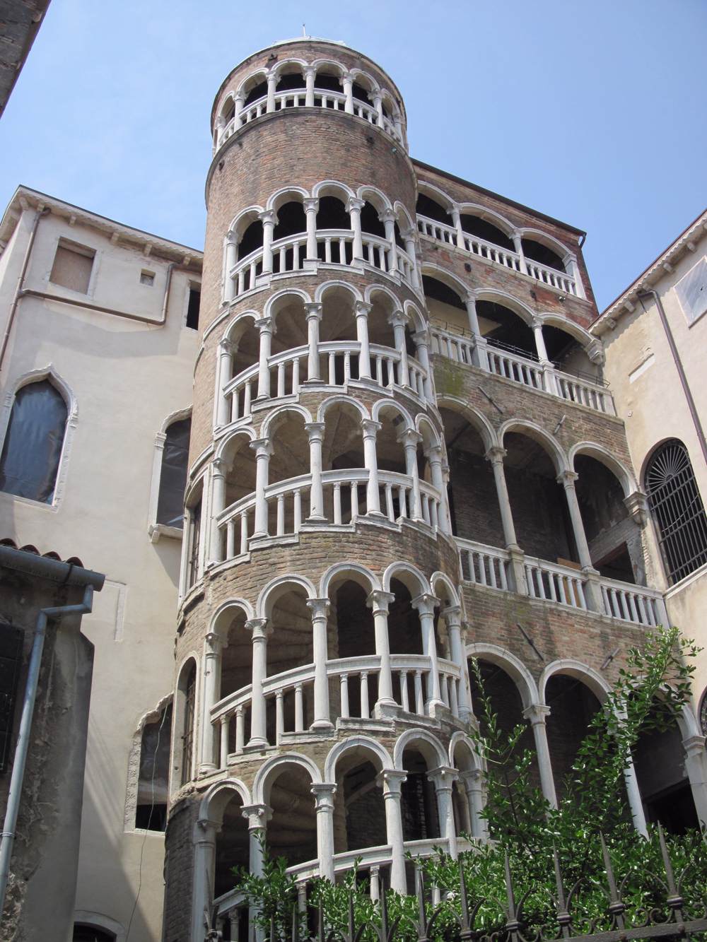 Palazzo Contarini del Bovolo: External staircase by