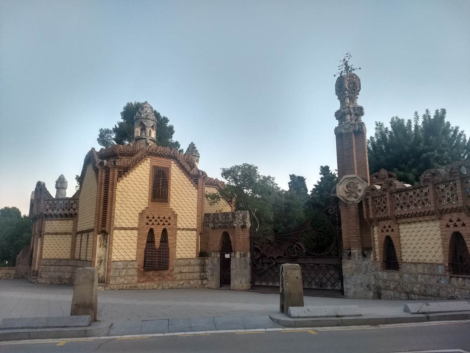 Finca Güell: dragon gate by