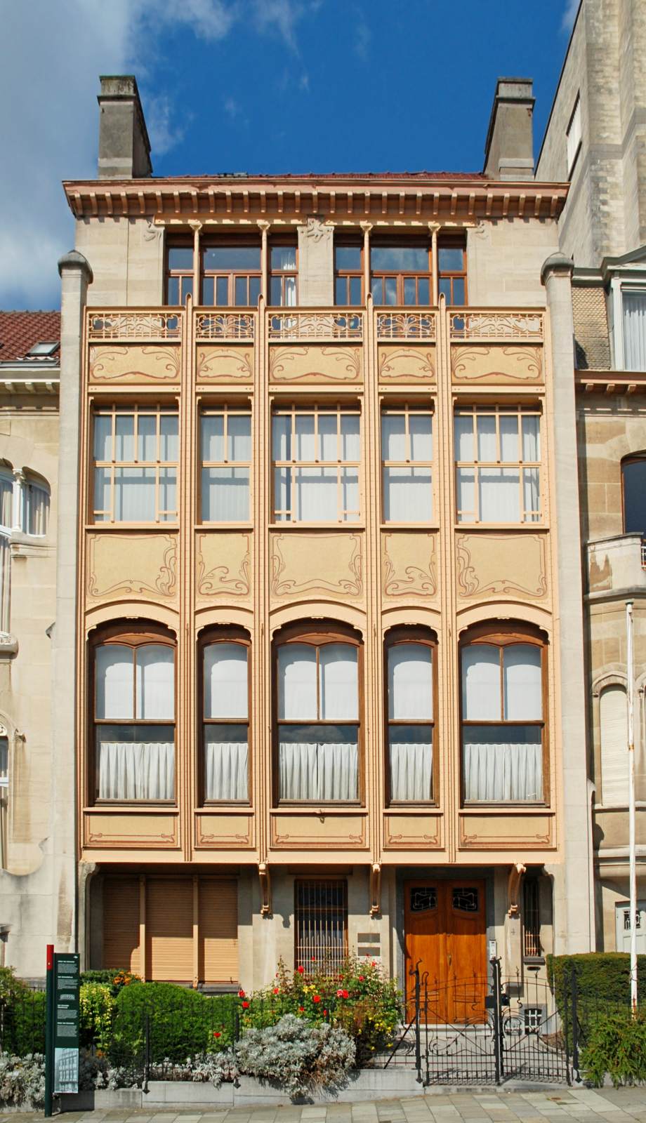 Hôtel van Eetvelde: façade by