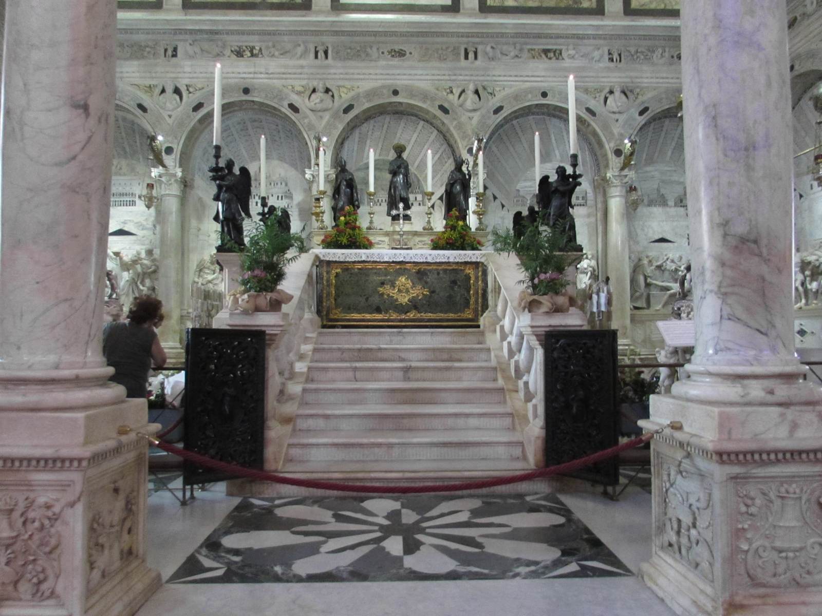 Altar and tomb of Saint Anthony by