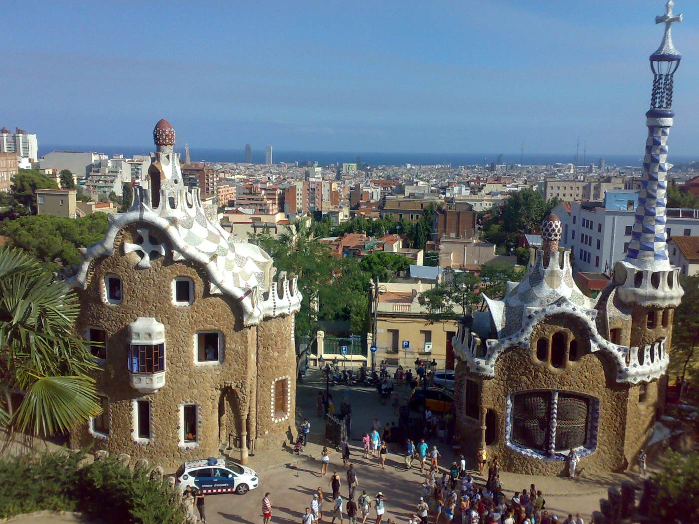 Parc Güell: entrance lodges by