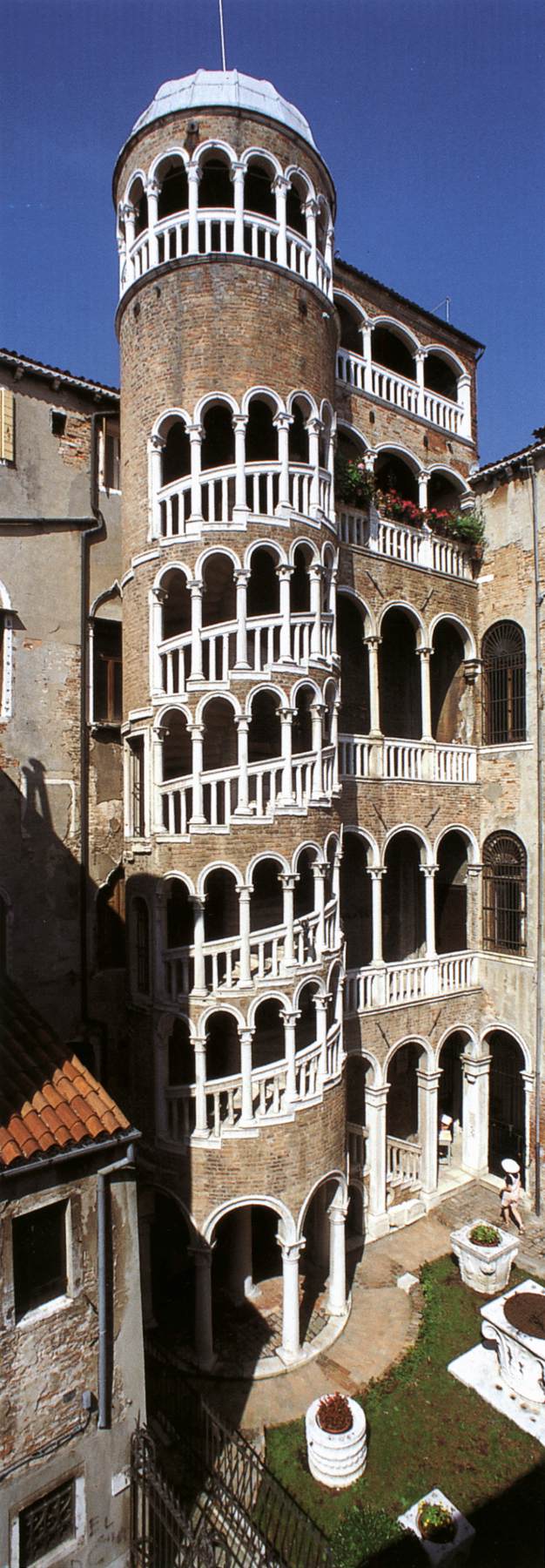 Palazzo Contarini del Bovolo: External staircase by SPAVENTO, Giorgio