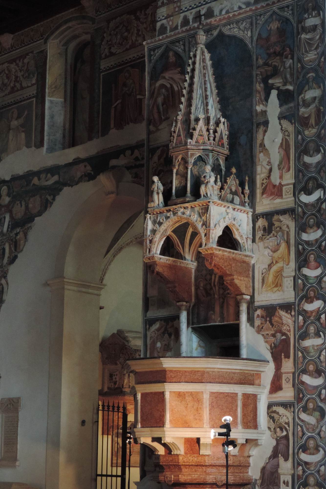 Decoration around the pulpit by