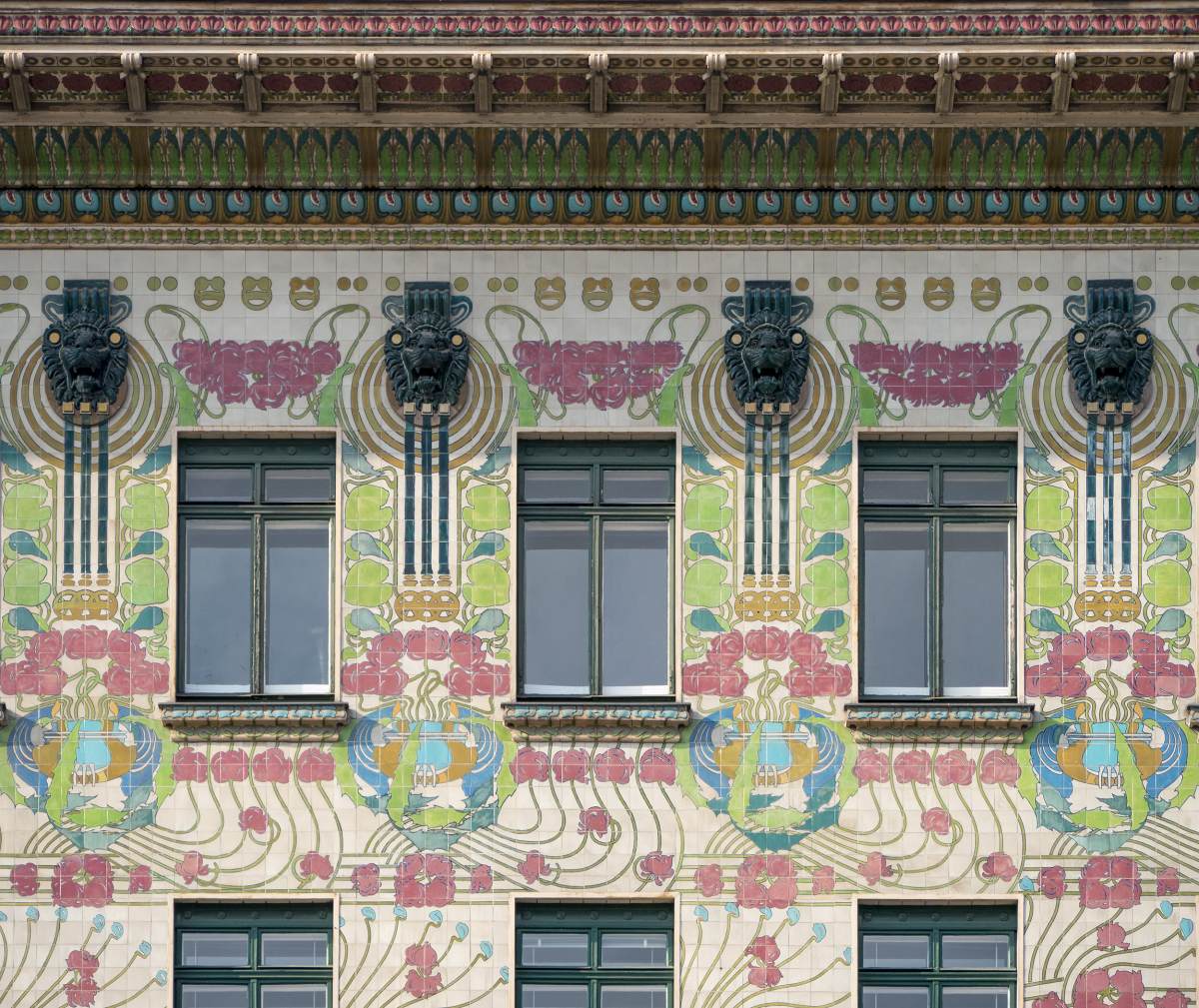 Majolica House: detail of the façade by