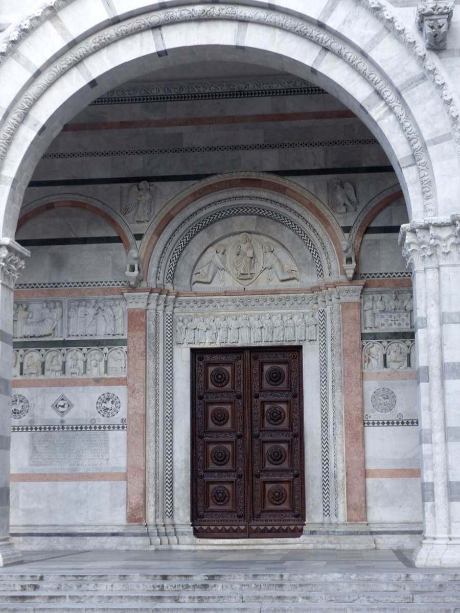 Central doorway by GUIDO DA COMO