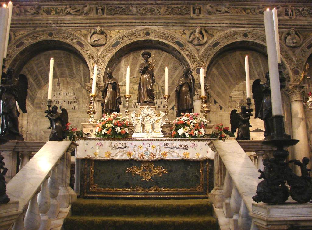 Altar and tomb of Saint Anthony by