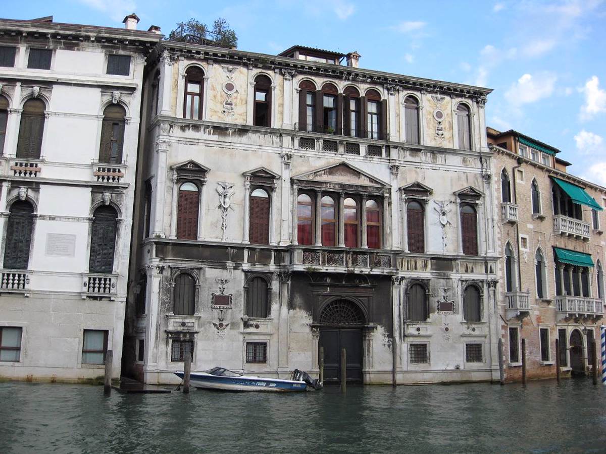 Palazzo Contarini delle Figure: Façade by SCARPAGNINO