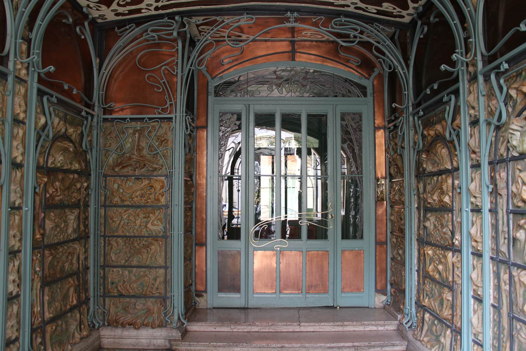 Castel Béranger: entrance hall by