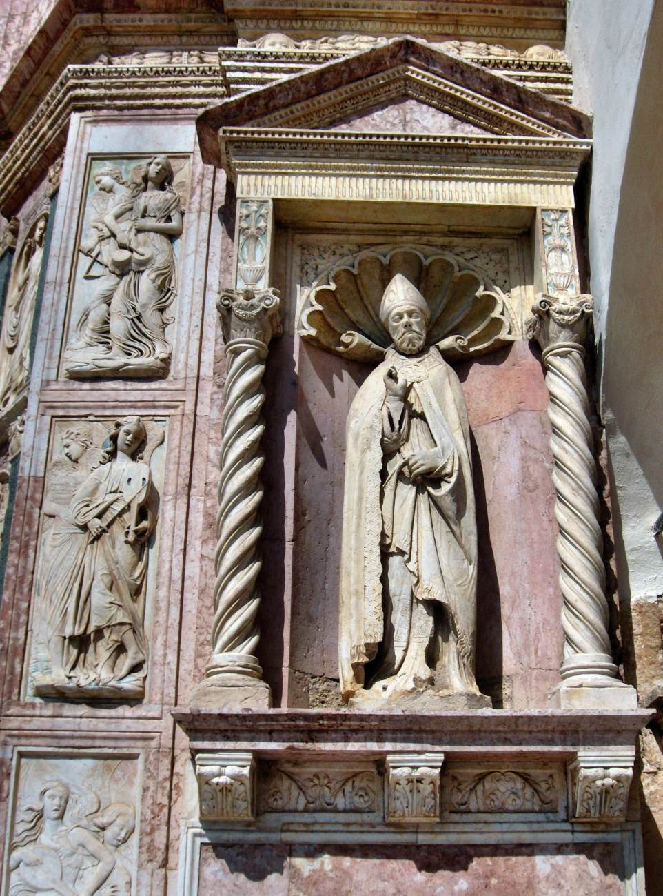 Sculptures on the façade (detail) by AGOSTINO DI DUCCIO