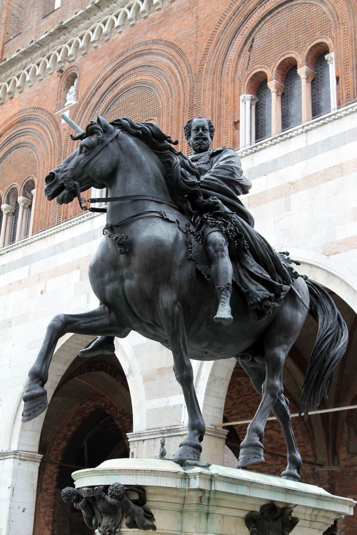 Equestrian Statue of Ranuccio Farnese by MOCHI, Francesco