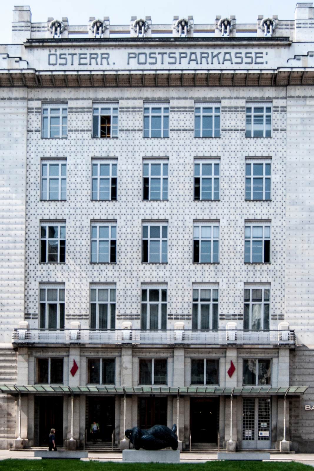 Österreichische Postsparkasse: entrance façade by