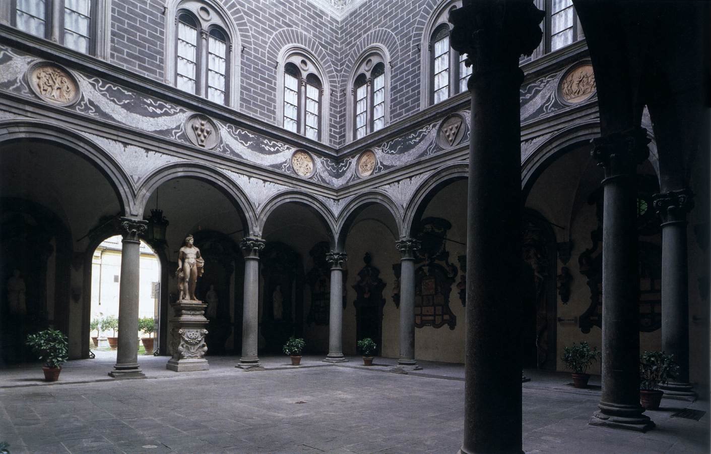 Courtyard by MICHELOZZO DI BARTOLOMEO