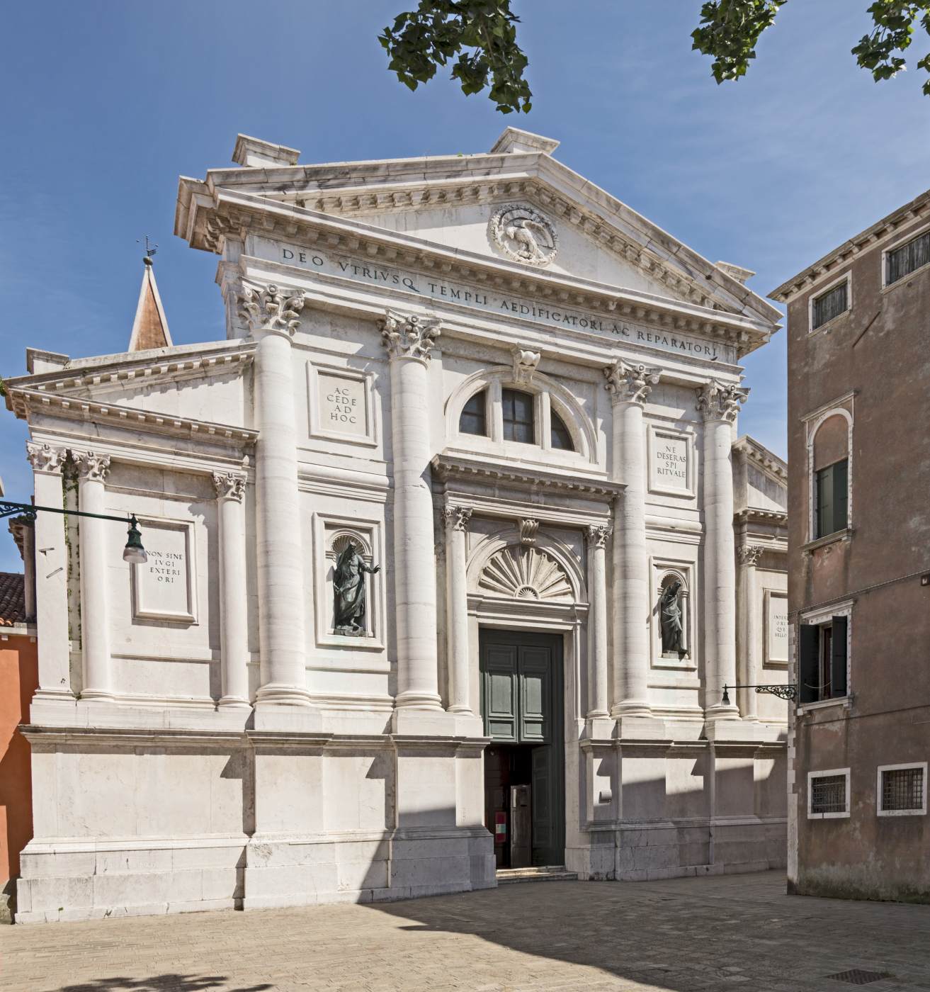 Bronze statues on the façade by ASPETTI, Tiziano