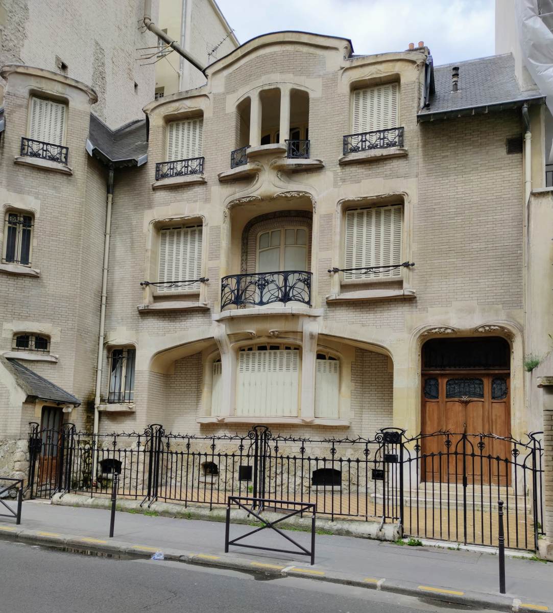 Hôtel Mezzara: exterior view by GUIMARD, Hector