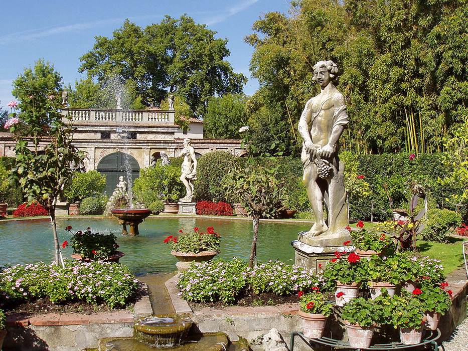 Palazzo Controni Pfanner: View of the garden by