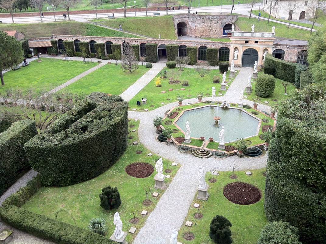 Palazzo Controni Pfanner: View of the garden by