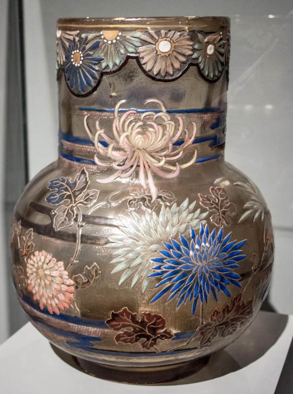 Decorative vase with crysanthemum motif by