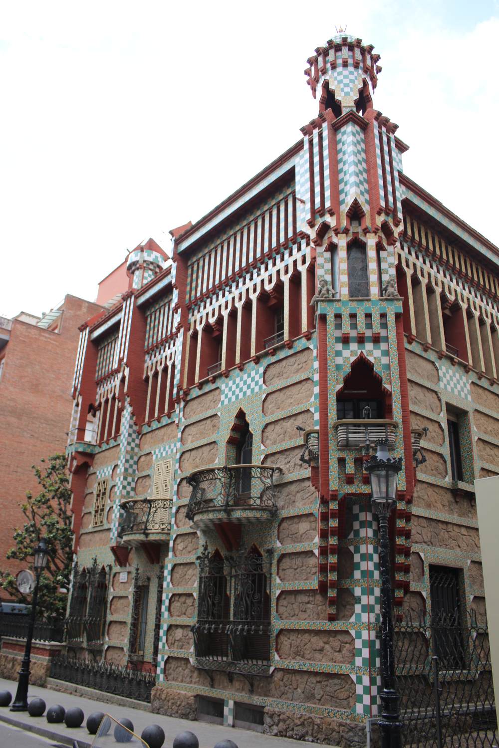 Casa Vicens: exterior view by GAUDÍ, Antoni