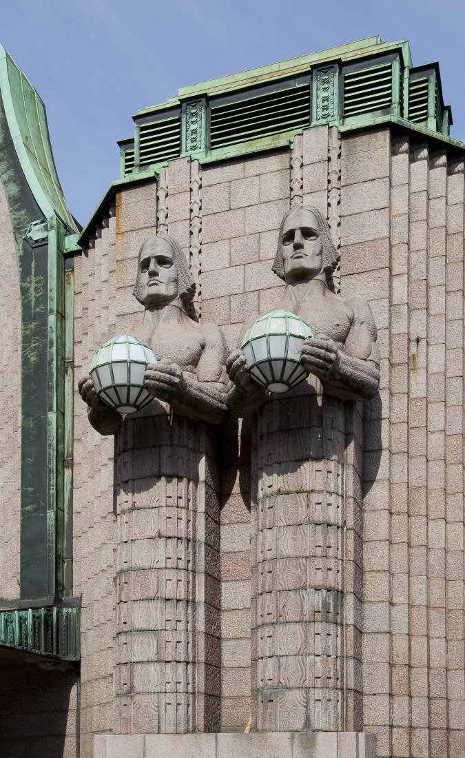 Central Railway Station: pair of statues by