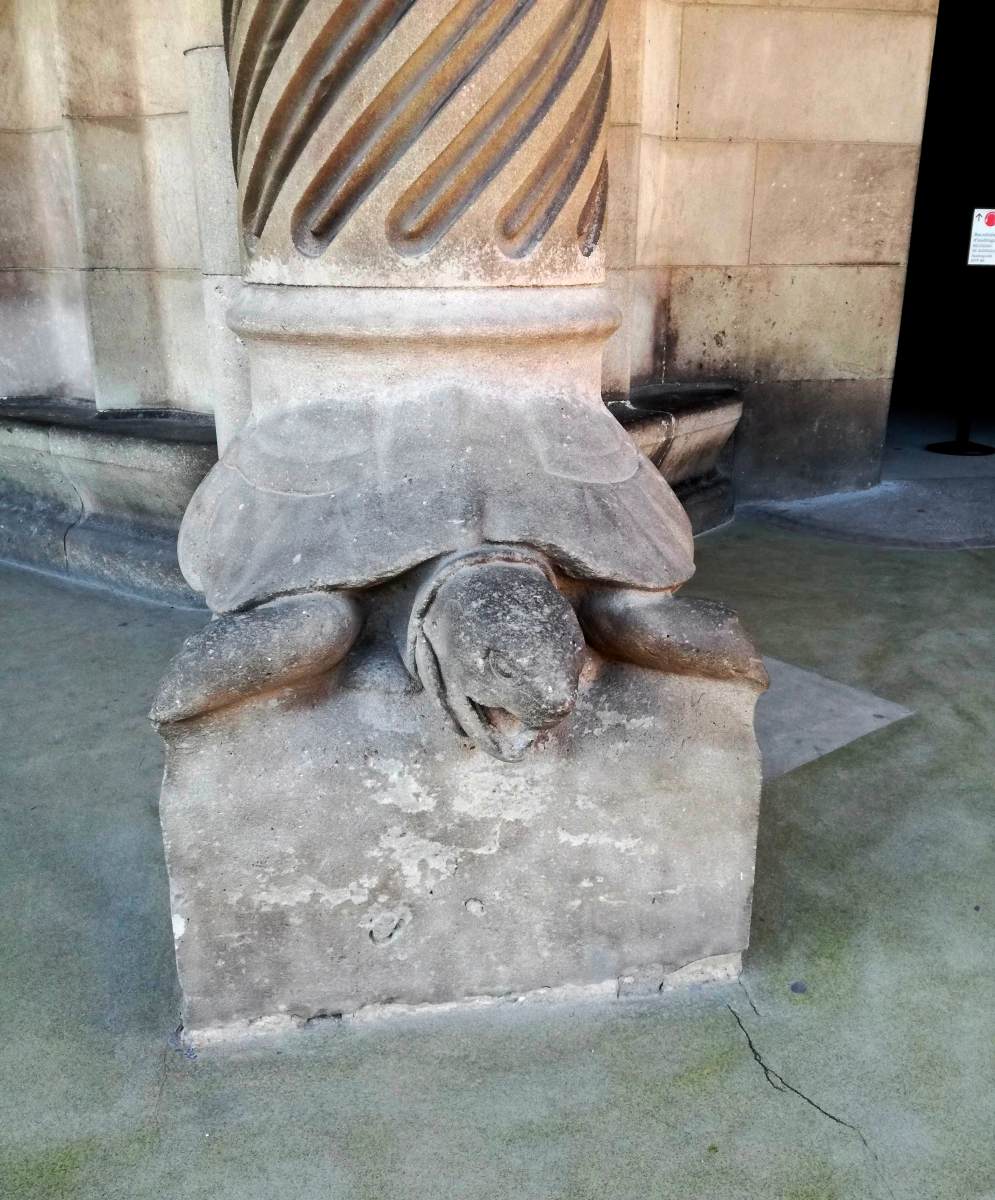 Parc Güell: tortoise by