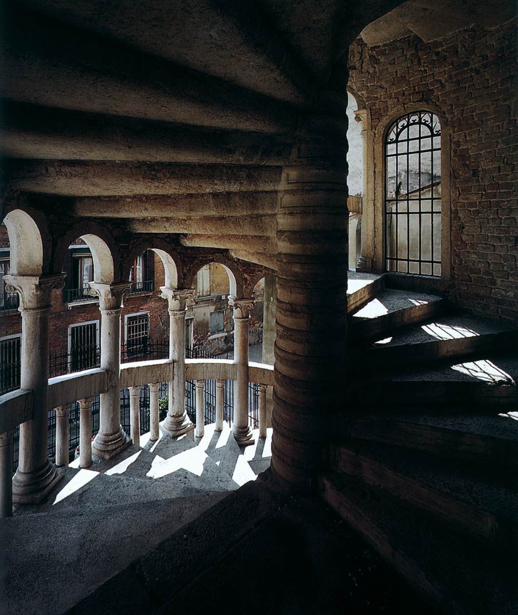 Palazzo Contarini del Bovolo: External staircase by