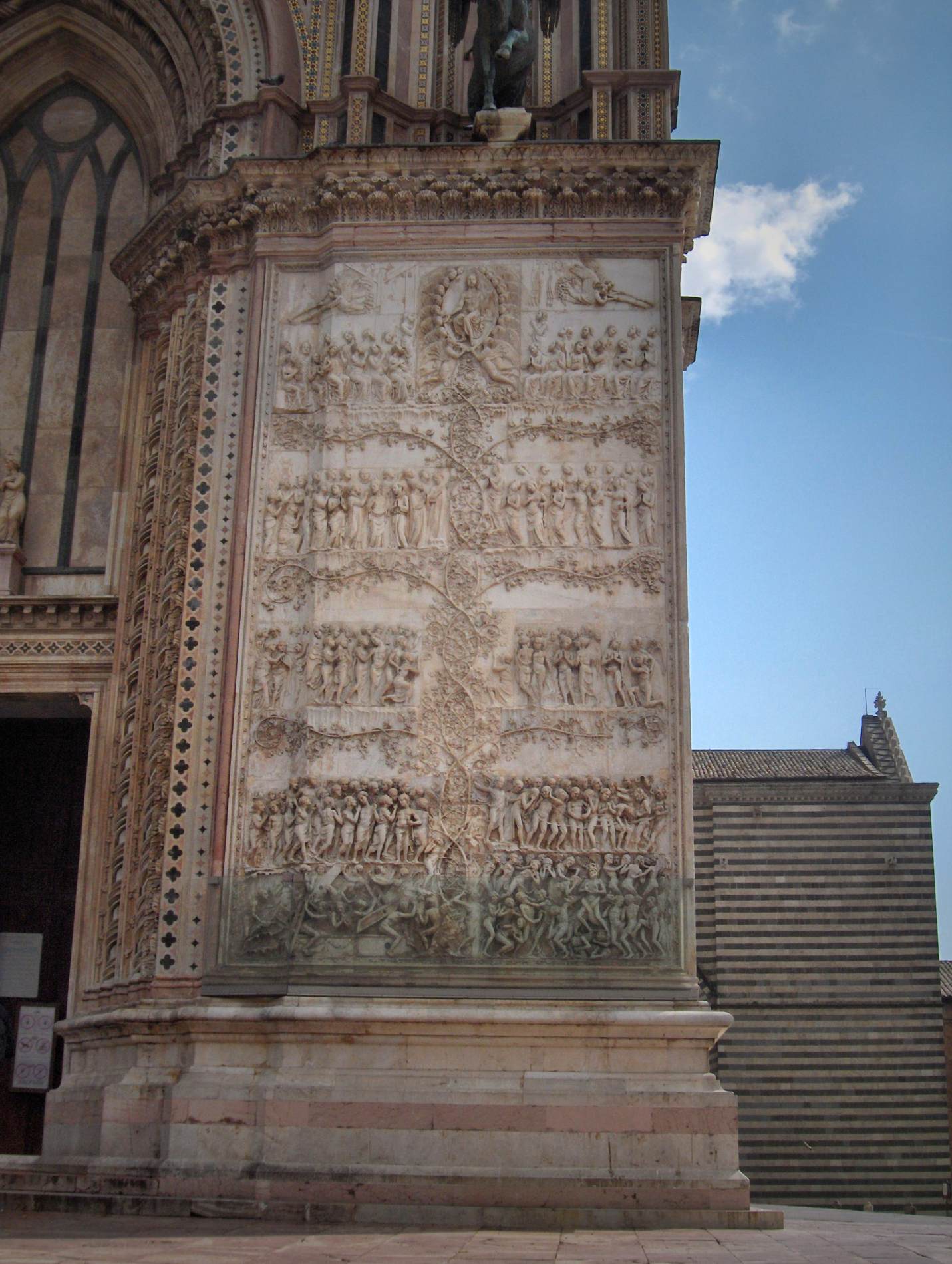 Reliefs on pier 4 by MAITANI, Lorenzo