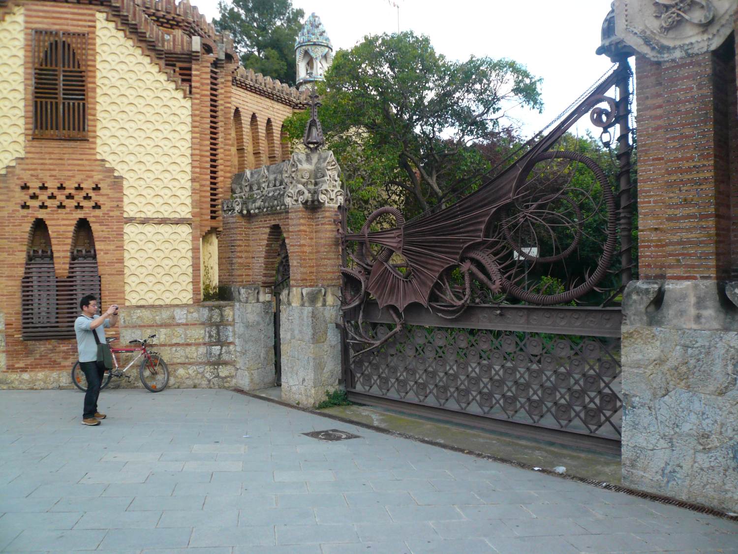 Finca Güell: dragon gate by GAUDÍ, Antoni