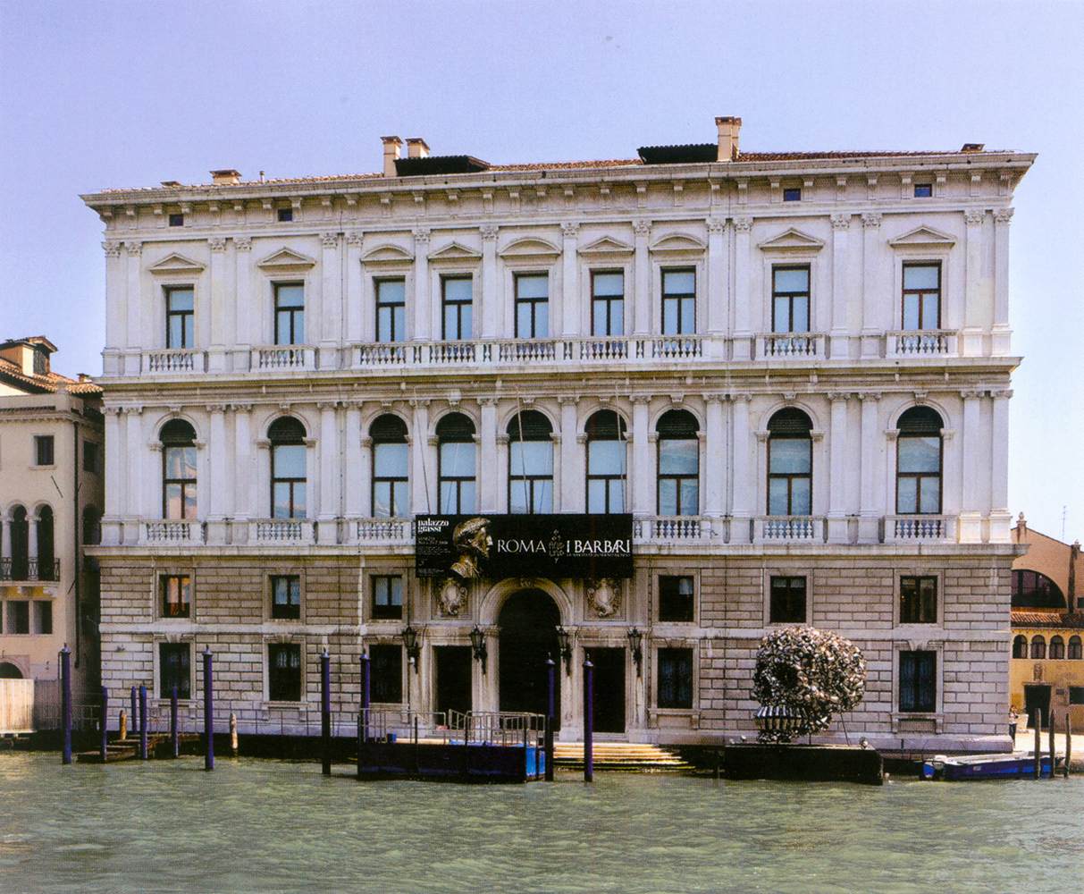 Palazzo Grassi: Façade by MASSARI, Giorgio