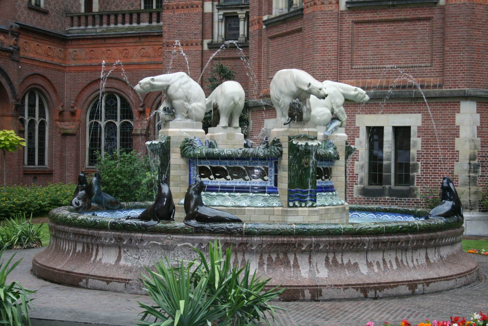 Polar Bear Fountain by KROG, Arnold