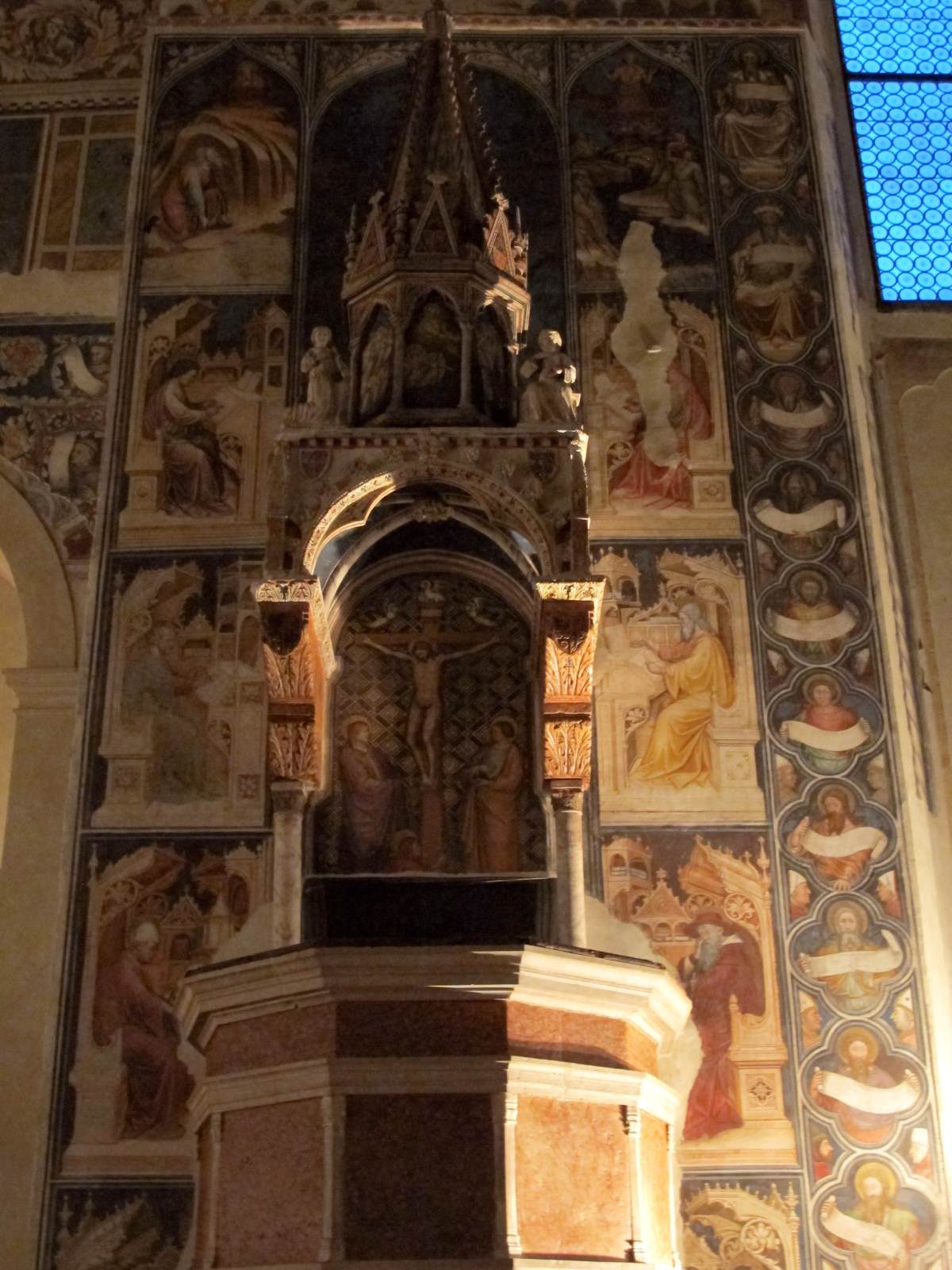 Decoration around the pulpit by