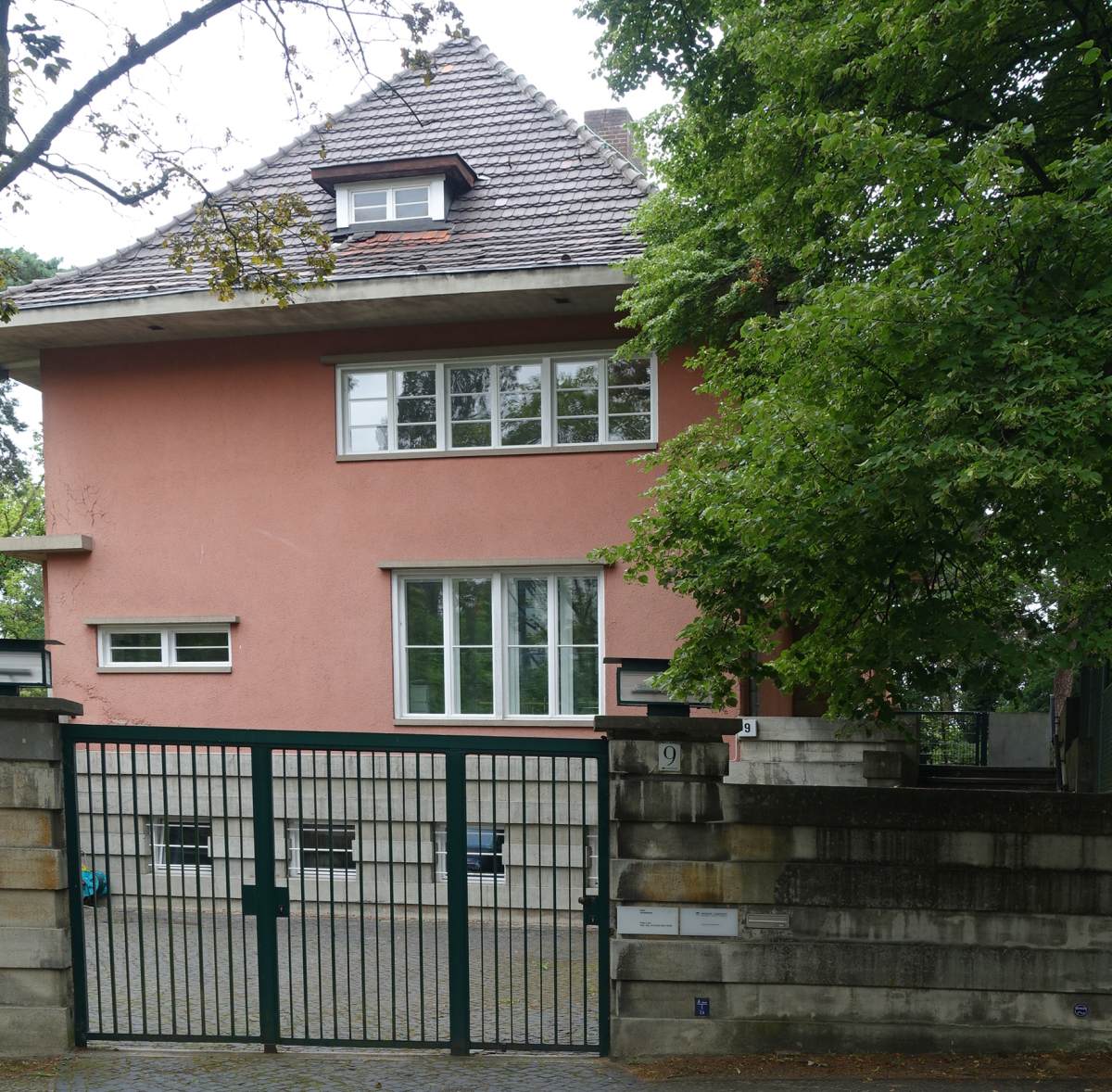 Haus Lange: front view by PAUL, Bruno