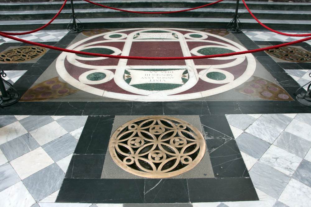 Floor tomb of Cosimo de' Medici by