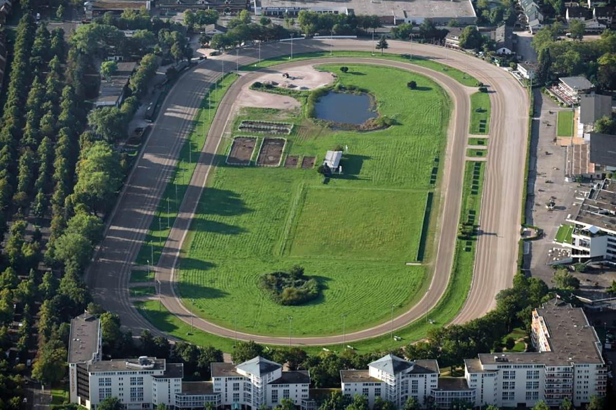 Trabrennbahn (trotting racecourse): aerial view by