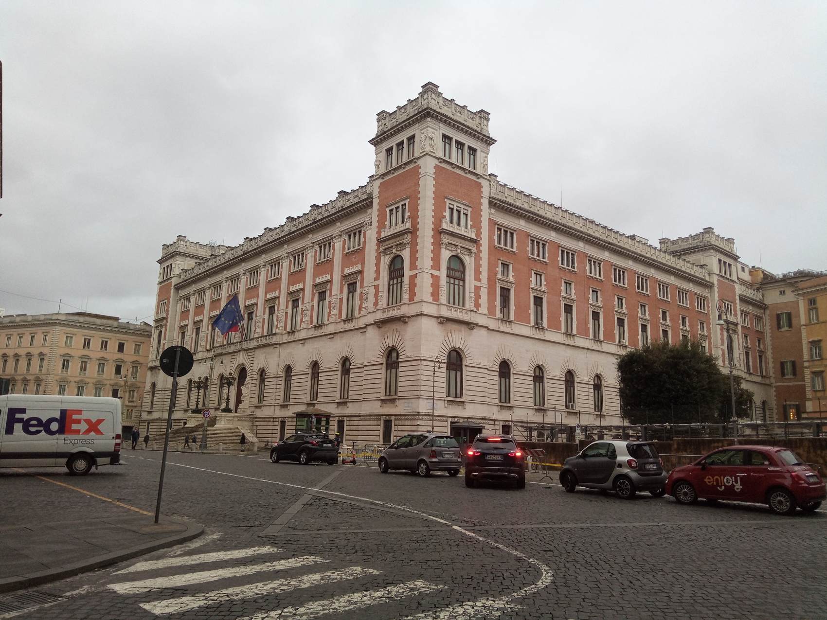 Palazzo Montecitorio: backside view by